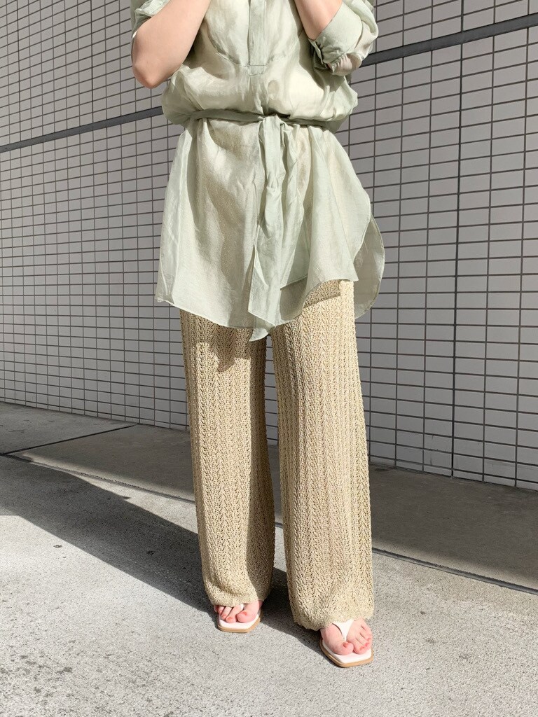 「サンダル、ブラウス、Ungrid、トレンド、大人コーデ、シャツ、カラーパンツ、シアー、シースルーシャツ、おうち時間、ノーカラーシャツ、綺麗めコーデ、シースルーパンツ」｜「Ungridのトングヒールサンダル（サンダル、ホワイト系）」を使った、矢萩明日美さん（レディース・152cm）の春コーディネートの5枚目の写真