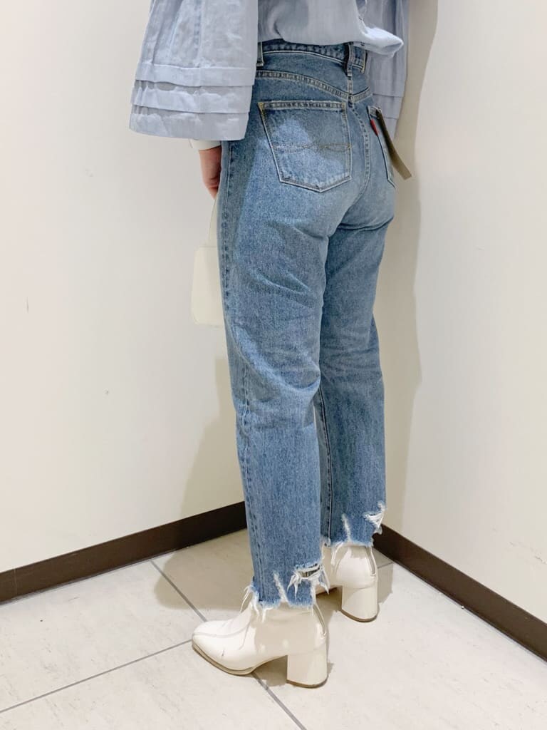 ブルー系のデニムパンツ、ブルー系のシャツ/ブラウス、ホワイト系のハンドバッグを着用したレディースの冬コーディネートの8枚目の写真