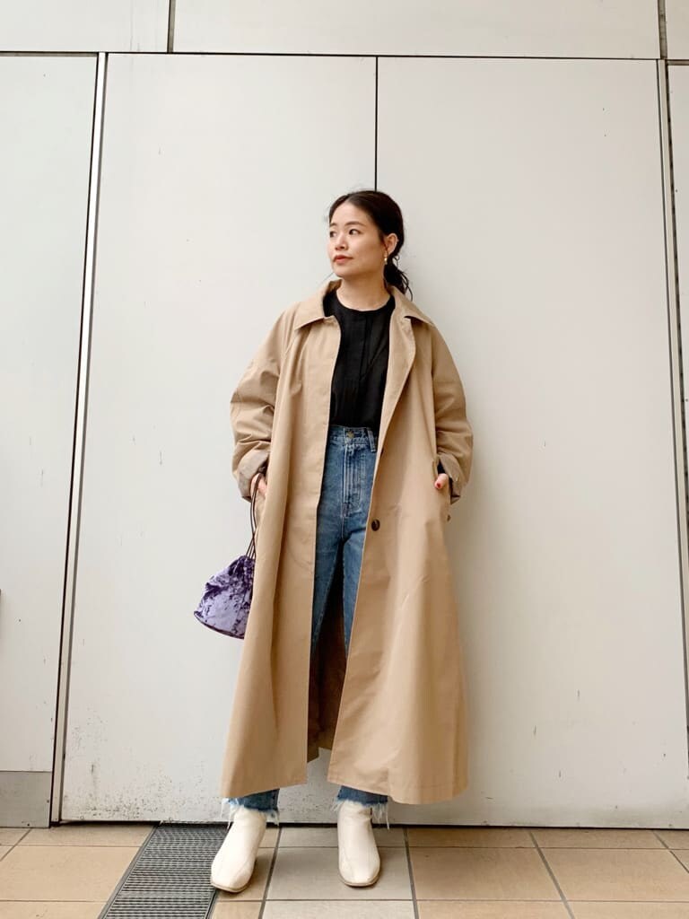 「デニム、カジュアル、ブラウス、Ungrid、トレンド、おうち時間、綺麗めコーデ、大人コーデ」｜「Ungridのステンカラーロングコート（ステンカラーコート、ベージュ系）」を使った、矢萩明日美さん（レディース・152cm）の夏コーディネートの2枚目の写真