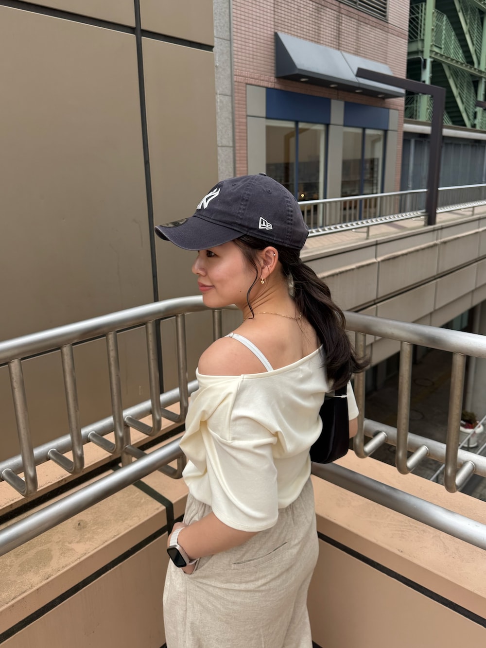 ホワイト系のTシャツ/カットソー、ベージュ系のその他パンツ、ブラック系のハンドバッグを着用したレディースの夏コーディネートの7枚目の写真