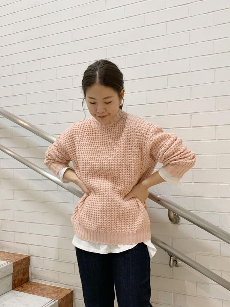 ブラウン系のブーツ、ブルー系のデニムパンツ、ピンク系のニット/セーターを着用したレディースの秋コーディネートの3枚目の写真