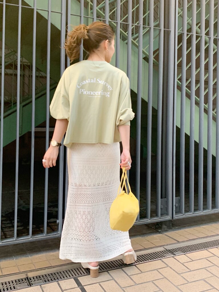 ホワイト系のスカート、ホワイト系のサンダルを着用したレディースの春コーディネートの2枚目の写真