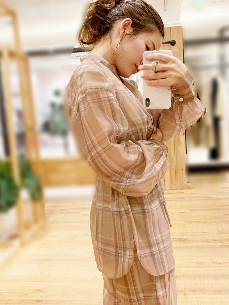 ベージュ系のシャツ/ブラウス、ベージュ系のその他パンツ、ホワイト系のサンダルを着用したレディースの春コーディネートの3枚目の写真