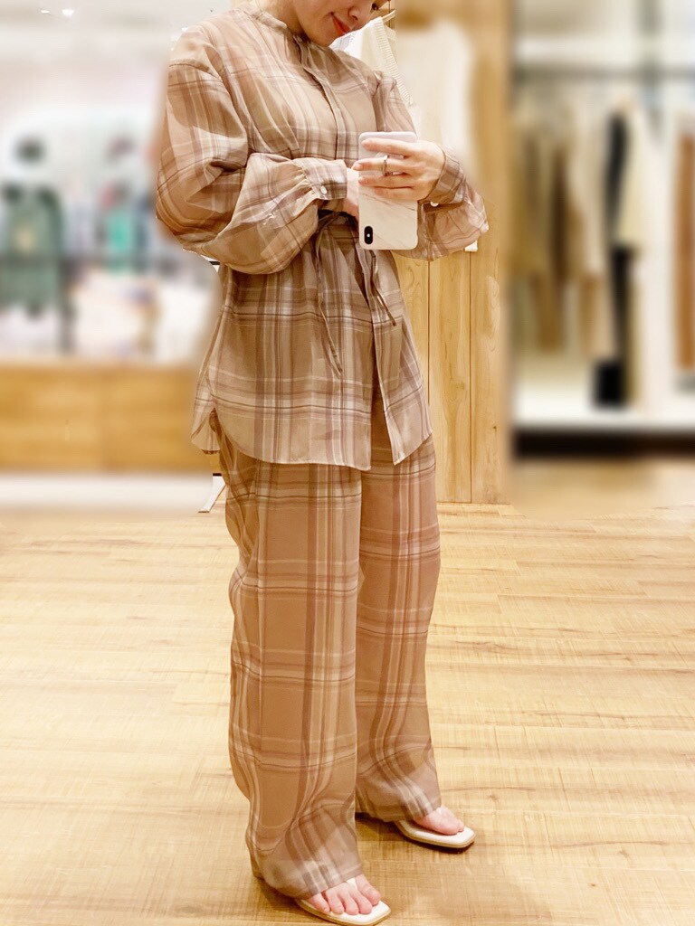 ベージュ系のシャツ/ブラウス、ベージュ系のその他パンツ、ホワイト系のサンダルを着用したレディースの春コーディネートの2枚目の写真