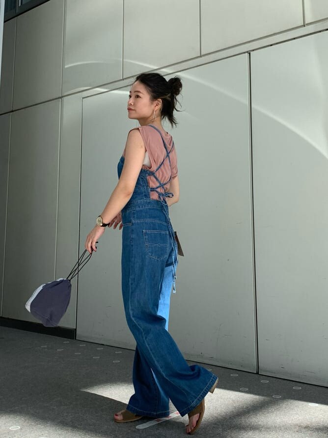 ブラウン系のサンダル、グレー系のハンドバッグ、ピンク系のTシャツ/カットソーを着用したレディースの夏コーディネートの2枚目の写真