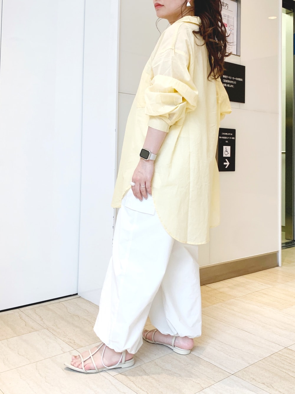 イエロー系のシャツ/ブラウス、ホワイト系のカーゴパンツ、ホワイト系のハンドバッグを着用したレディースの春コーディネートの3枚目の写真