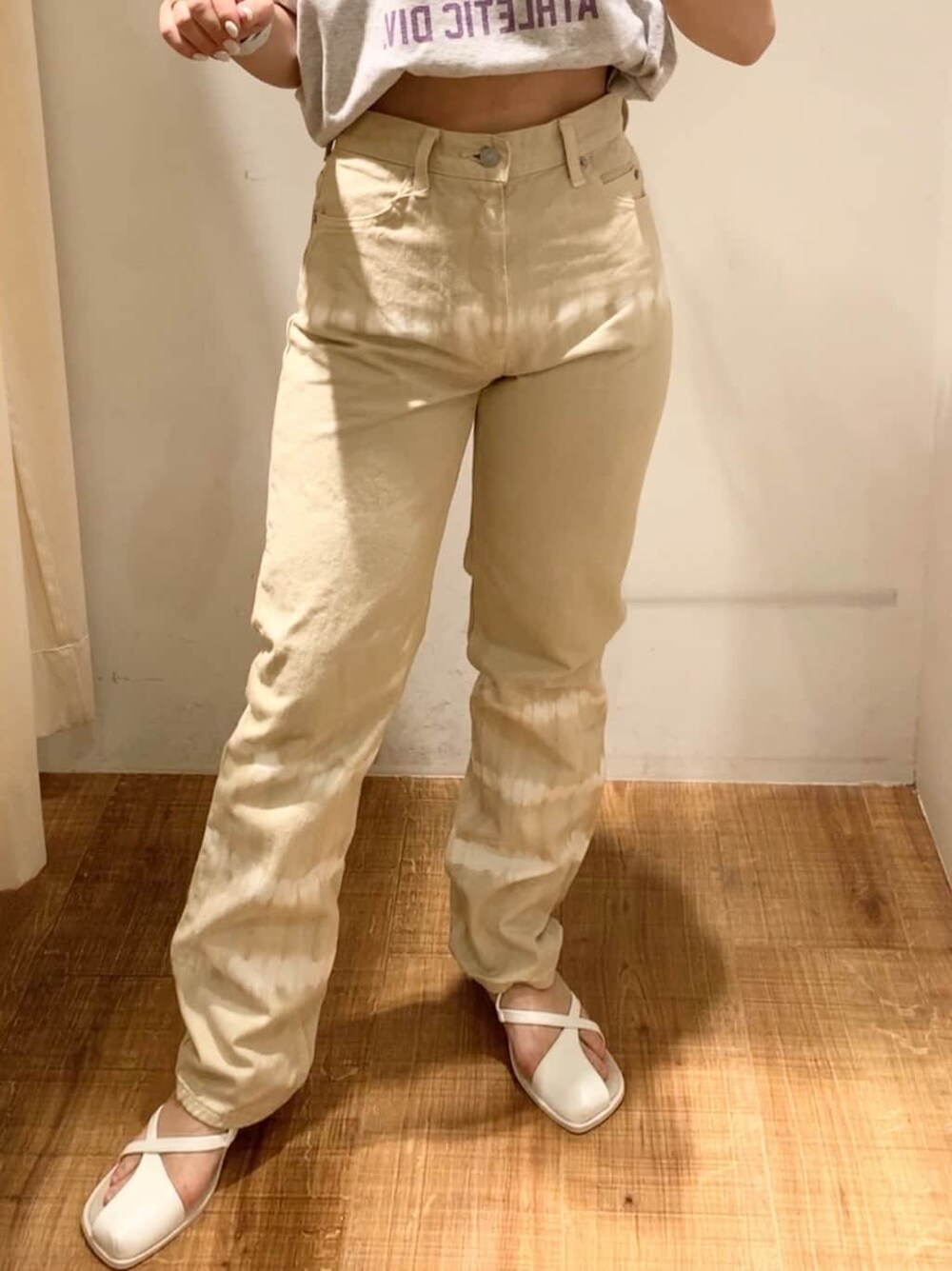 ホワイト系のサンダル、ホワイト系のデニムパンツ、グレー系のTシャツ/カットソーを着用したレディースの春コーディネートの4枚目の写真