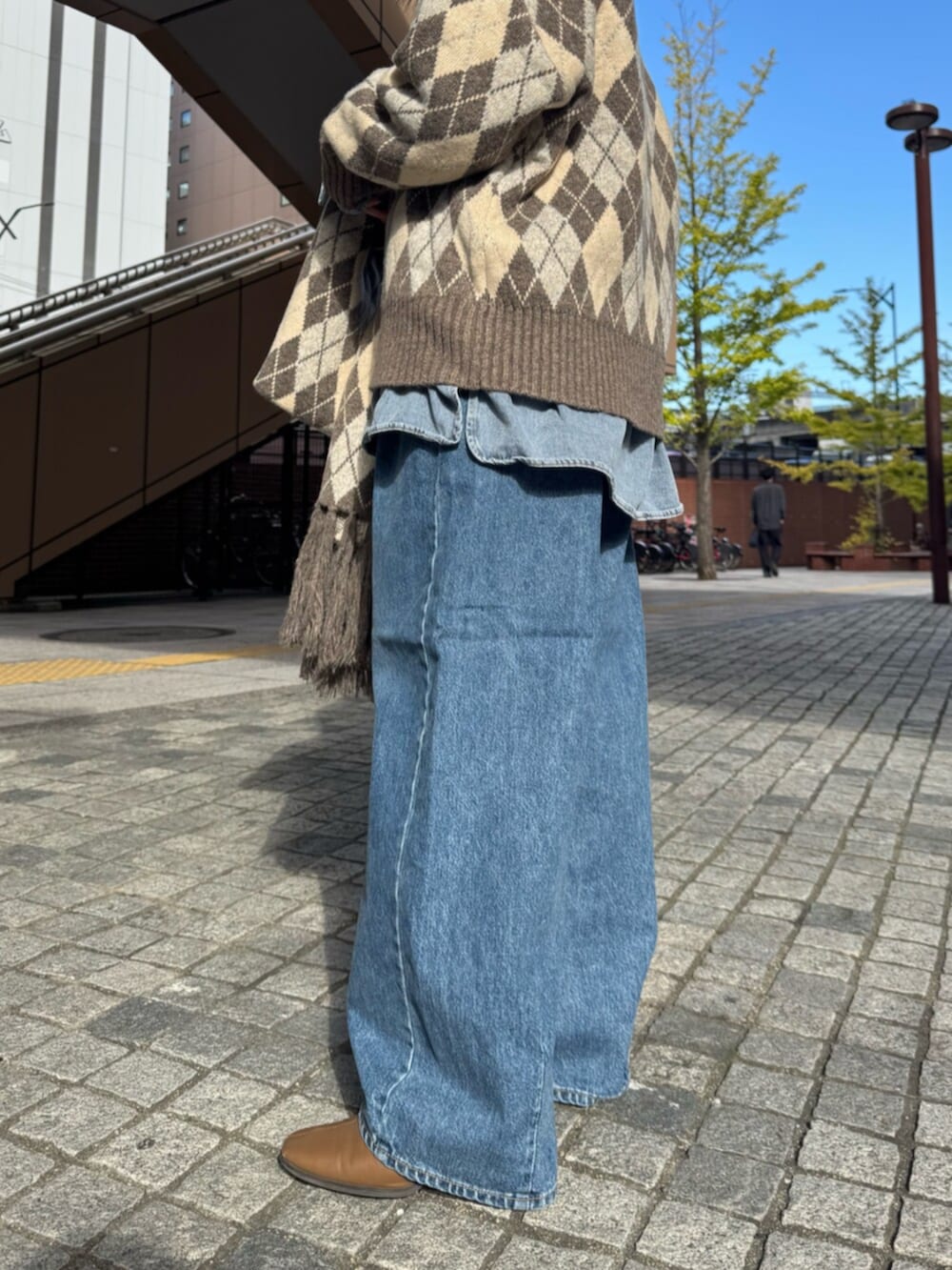 ベージュ系のニット/セーター、ブルー系のシャツ/ブラウス、ブルー系のデニムパンツを着用したレディースの秋コーディネートの9枚目の写真