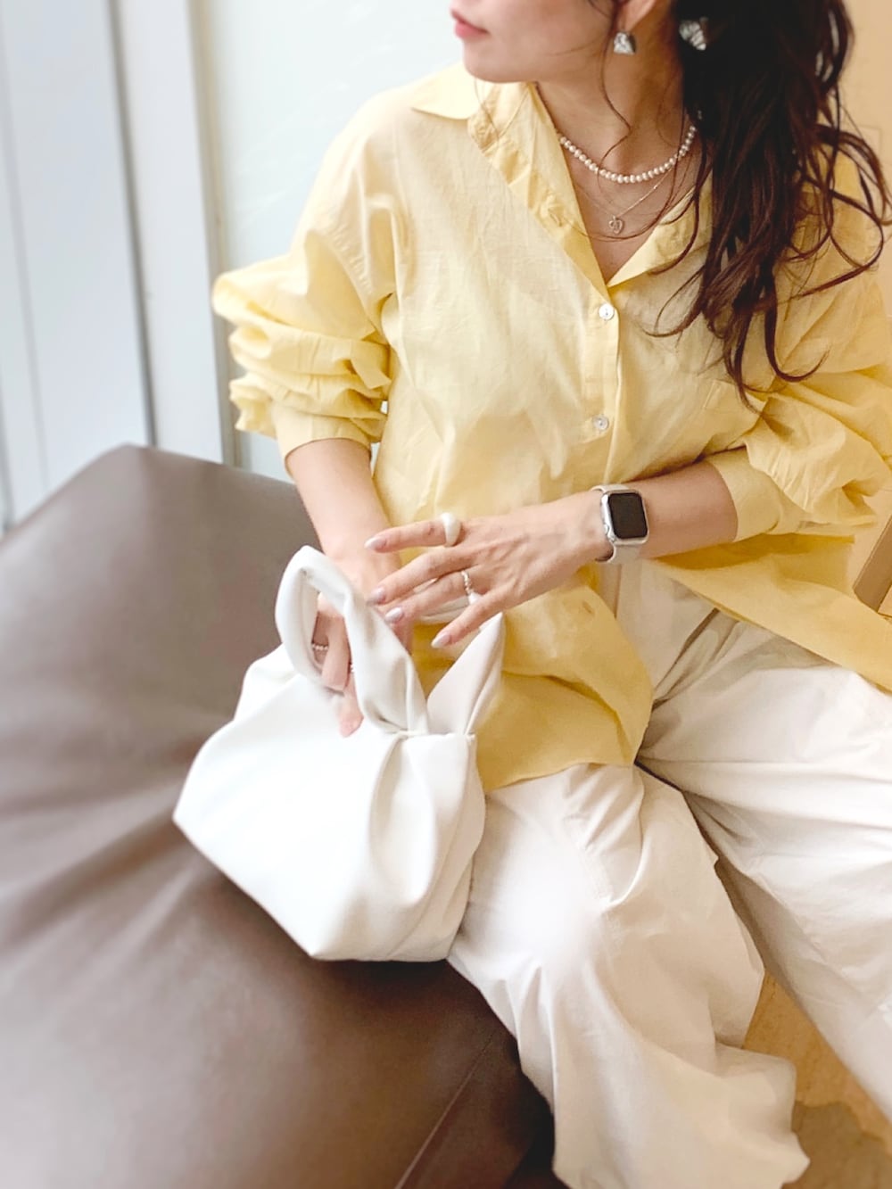 イエロー系のシャツ/ブラウス、ホワイト系のカーゴパンツ、ホワイト系のハンドバッグを着用したレディースの春コーディネートの5枚目の写真