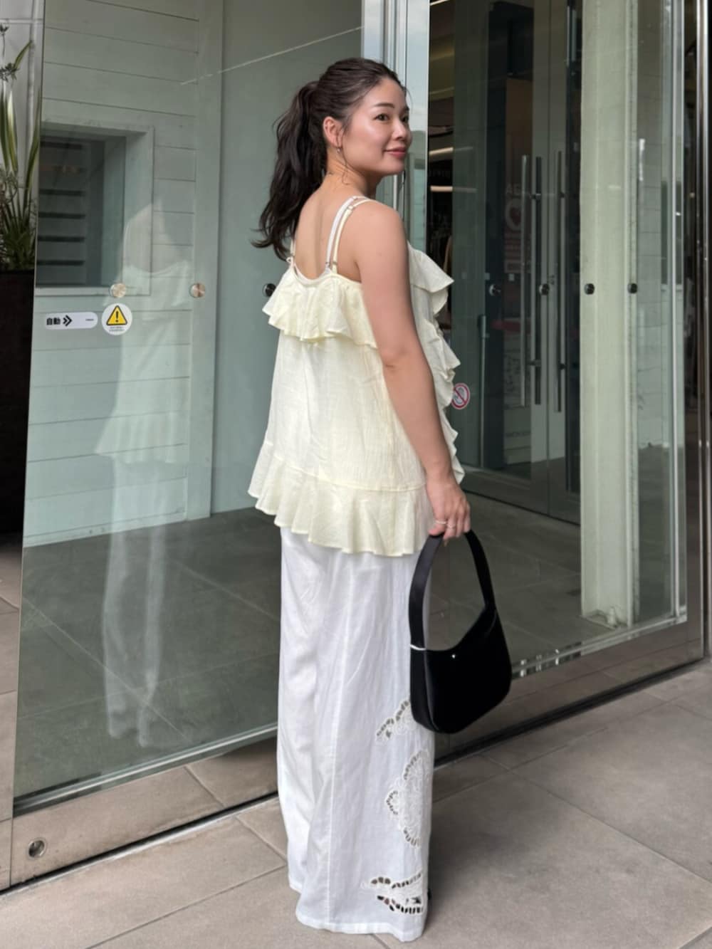 ホワイト系のその他パンツ、ブラック系のハンドバッグ、その他のサングラスを着用したレディースの夏コーディネートの5枚目の写真