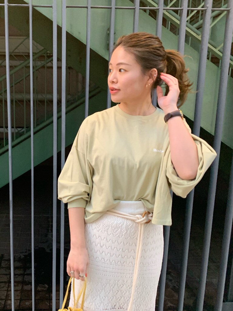 ホワイト系のスカート、ホワイト系のサンダルを着用したレディースの春コーディネートの4枚目の写真