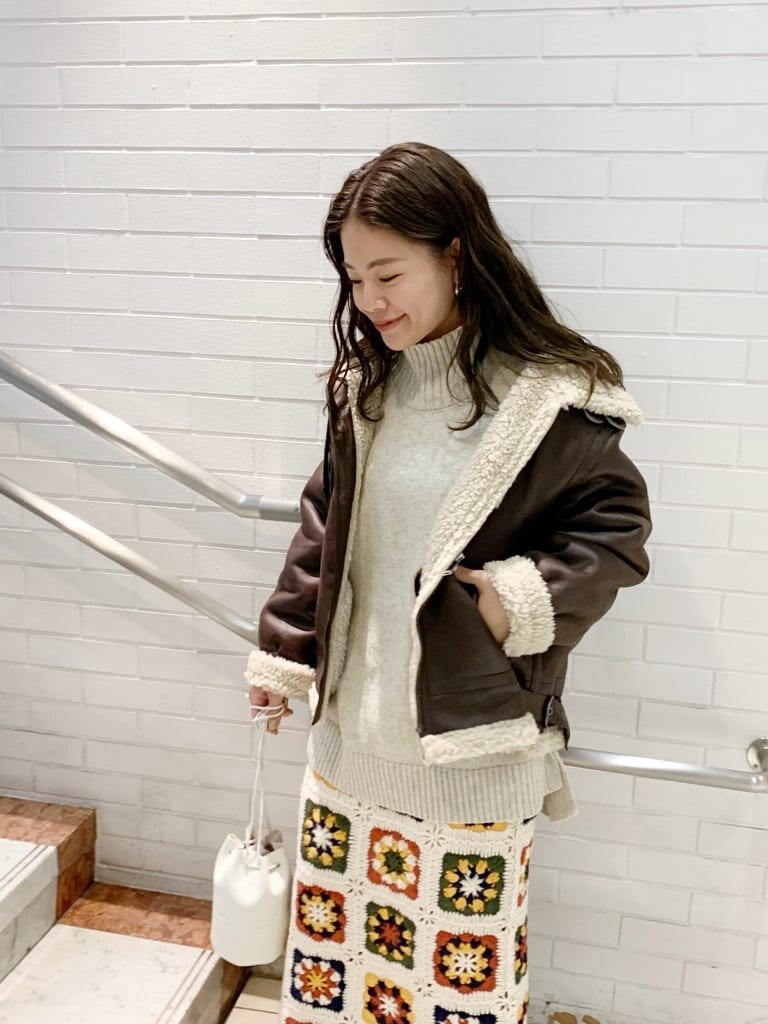 「Ungrid、トレンド、おうち時間、綺麗めコーデ、大人コーデ」｜「Ungridのハイネックワイドボリュームニット（ニット/セーター、ホワイト系）」を使った、矢萩明日美さん（レディース・152cm）の秋コーディネートの4枚目の写真