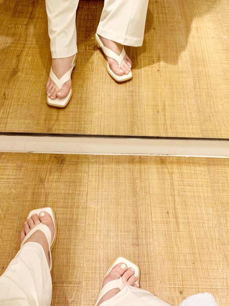 ホワイト系のサンダル、ブルー系のワンピース、ホワイト系のその他パンツを着用したレディースの春コーディネートの4枚目の写真