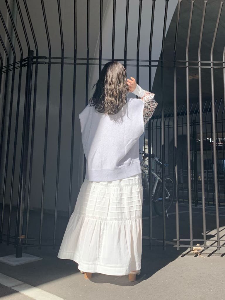 ホワイト系のスカート、その他のメガネを着用したレディースの夏コーディネートの3枚目の写真