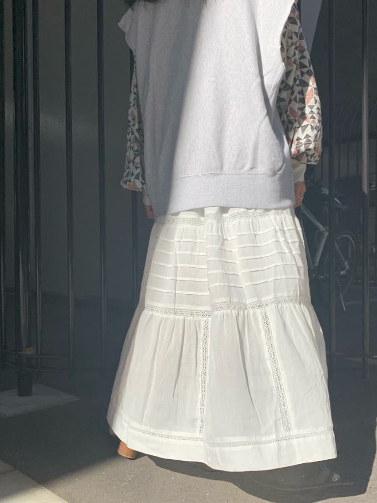 ホワイト系のスカート、その他のメガネを着用したレディースの夏コーディネートの6枚目の写真