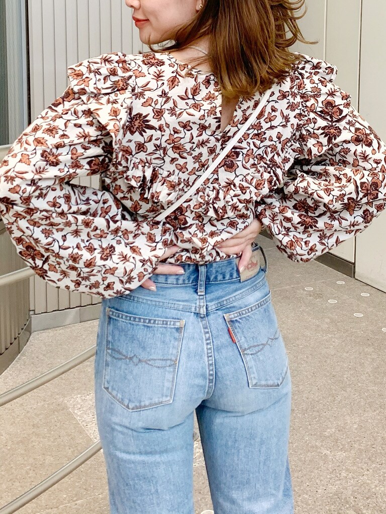 ブルー系のデニムパンツ、ホワイト系のボディバッグ/ウエストポーチ、ホワイト系のシャツ/ブラウスを着用したレディースの春コーディネートの4枚目の写真