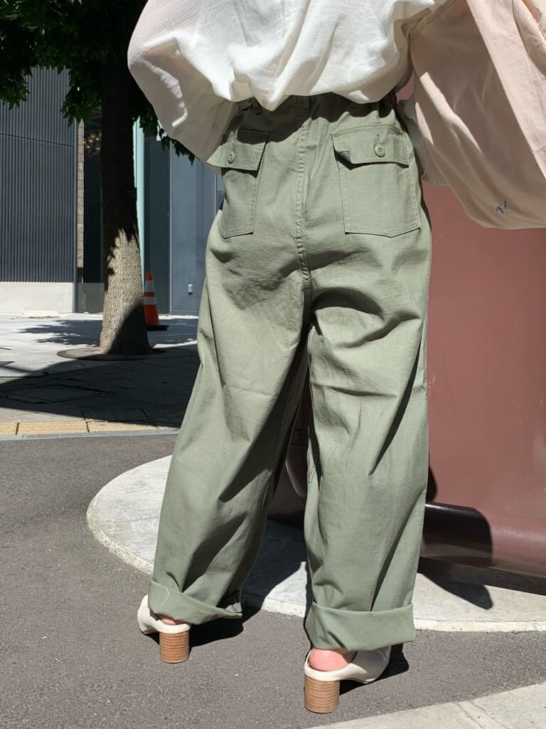 ベージュ系のその他パンツ、ホワイト系のシャツ/ブラウス、ベージュ系のエコバッグ/サブバッグを着用したレディースの夏コーディネートの5枚目の写真