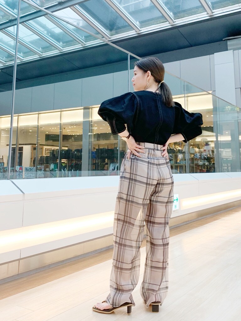 ブラック系のシャツ/ブラウス、グレー系のその他パンツ、ブラック系のサンダルを着用したレディースの春コーディネートの2枚目の写真