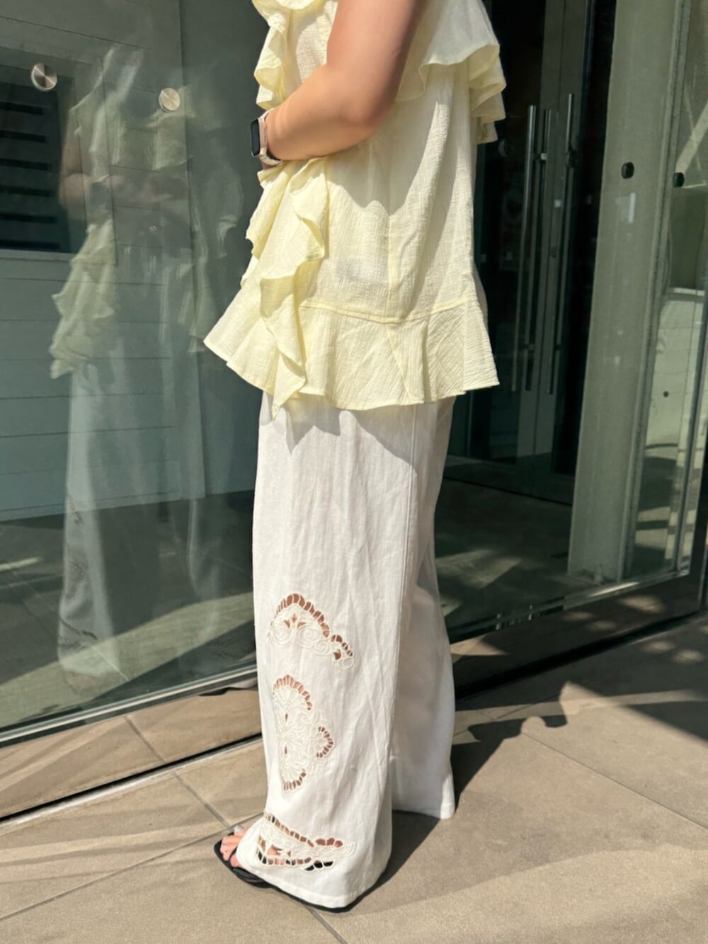 ホワイト系のその他パンツ、ブラック系のハンドバッグ、その他のサングラスを着用したレディースの夏コーディネートの9枚目の写真