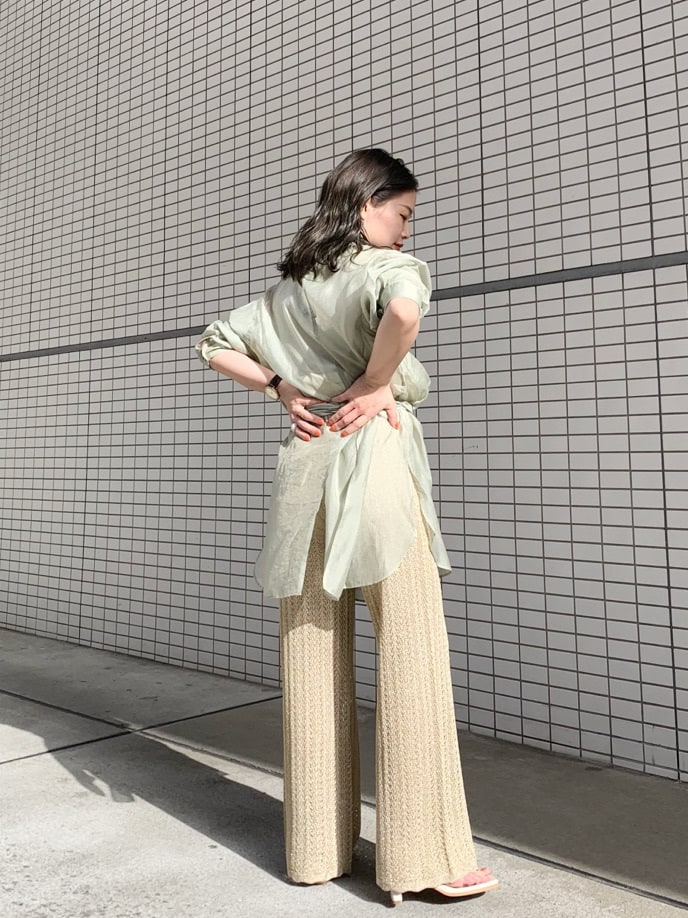 「サンダル、ブラウス、Ungrid、トレンド、大人コーデ、シャツ、カラーパンツ、シアー、シースルーシャツ、おうち時間、ノーカラーシャツ、綺麗めコーデ、シースルーパンツ」｜「Ungridのトングヒールサンダル（サンダル、ホワイト系）」を使った、矢萩明日美さん（レディース・152cm）の春コーディネートの3枚目の写真