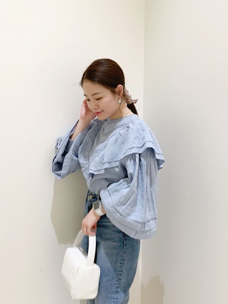 ブルー系のデニムパンツ、ブルー系のシャツ/ブラウス、ホワイト系のハンドバッグを着用したレディースの冬コーディネートの4枚目の写真