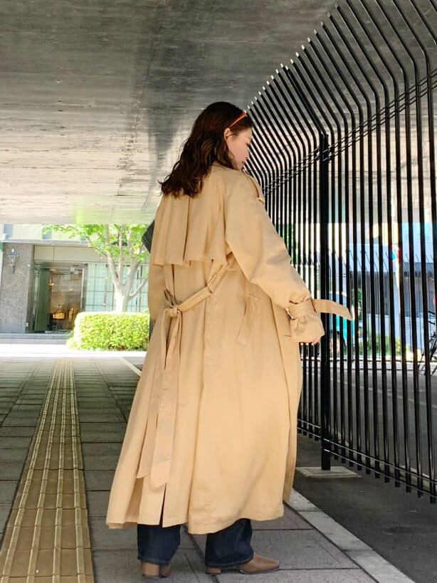 「デニム、カジュアル、ブラウス、Ungrid、トレンド、おうち時間、綺麗めコーデ、大人コーデ、トレンチコート」｜「Ungridのヴィンテージストレートデニム（デニムパンツ、ブルー系）」を使った、矢萩明日美さん（レディース・152cm）の夏コーディネートの2枚目の写真