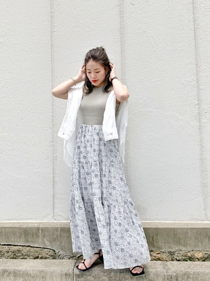 ベージュ系のTシャツ/カットソー、ホワイト系のシャツ/ブラウス、ホワイト系のスカートを着用したレディースの春コーディネートの2枚目の写真