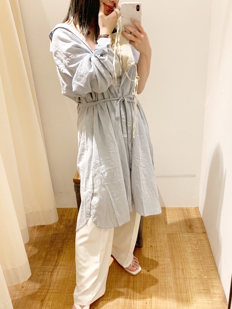 ホワイト系のサンダル、ブルー系のワンピース、ホワイト系のその他パンツを着用したレディースの春コーディネートの2枚目の写真