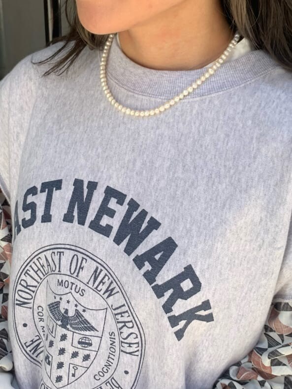 ホワイト系のスカート、その他のメガネを着用したレディースの夏コーディネートの7枚目の写真