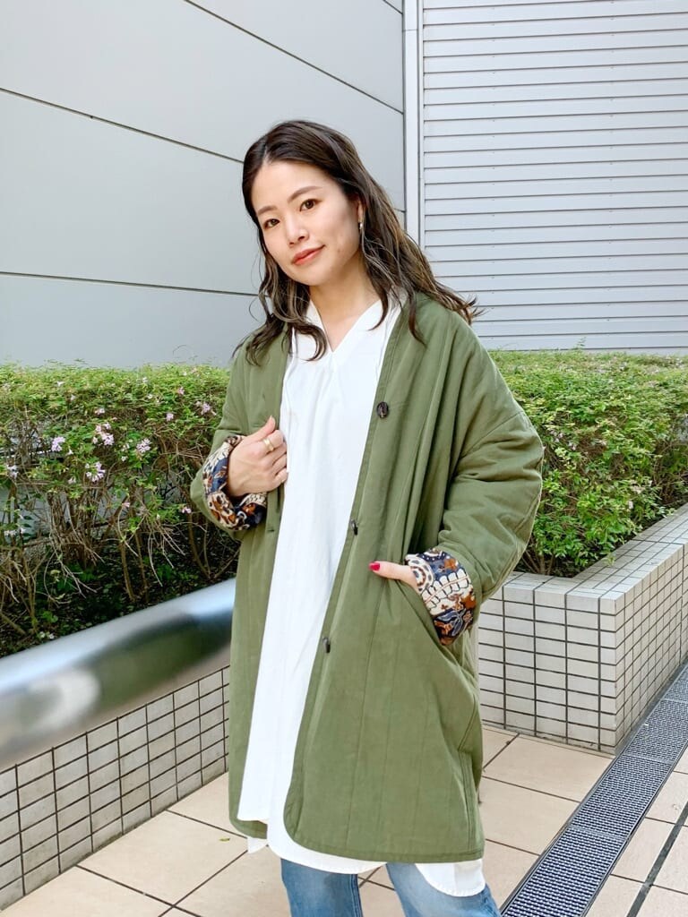 ベージュ系のブルゾン、ホワイト系のワンピース、イエロー系のハンドバッグを着用したレディースの夏コーディネートの7枚目の写真