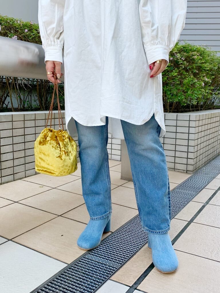 ベージュ系のブルゾン、ホワイト系のワンピース、イエロー系のハンドバッグを着用したレディースの夏コーディネートの6枚目の写真