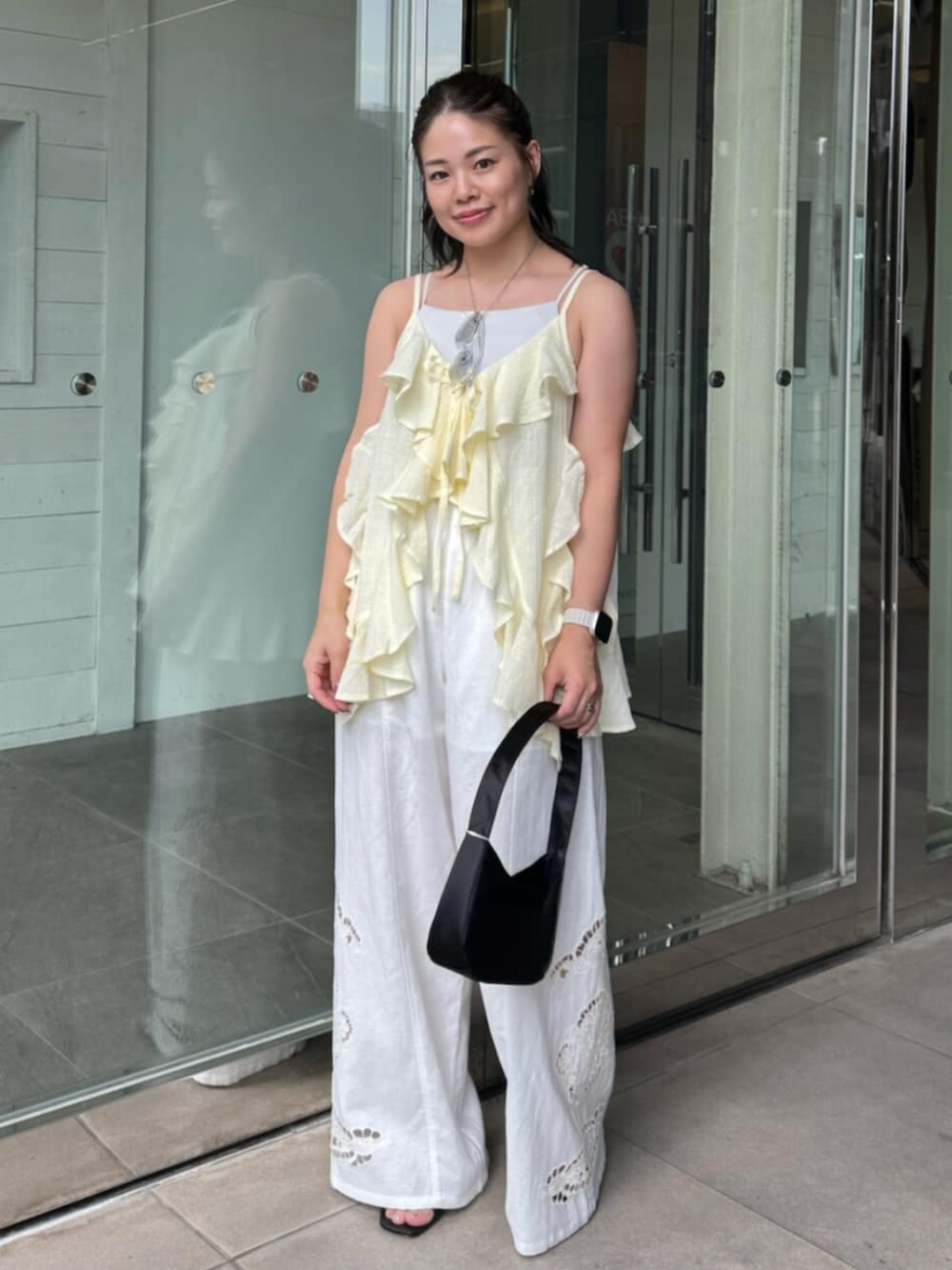 ホワイト系のその他パンツ、ブラック系のハンドバッグ、その他のサングラスを着用したレディースの夏コーディネートの4枚目の写真