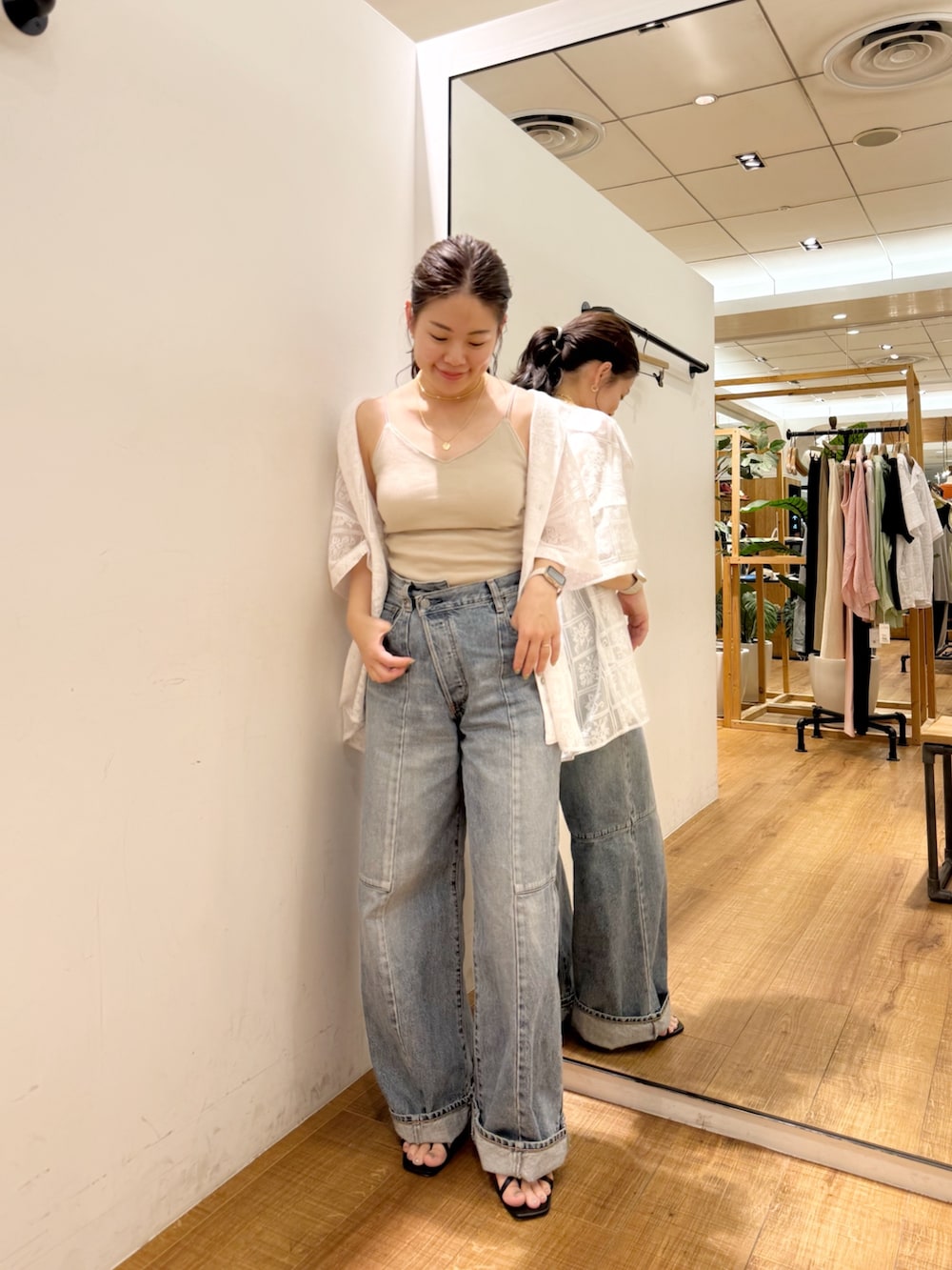 ホワイト系のシャツ/ブラウス、グレー系のキャミソール、ブルー系のデニムパンツを着用したレディースの夏コーディネートの2枚目の写真