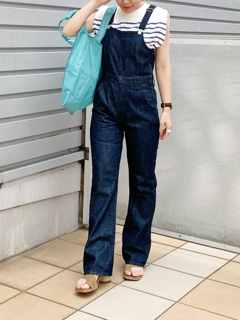 ブルー系のつなぎ/オールインワン、ブラウン系のサンダル、ブルー系のハンドバッグを着用したレディースの春コーディネートの4枚目の写真