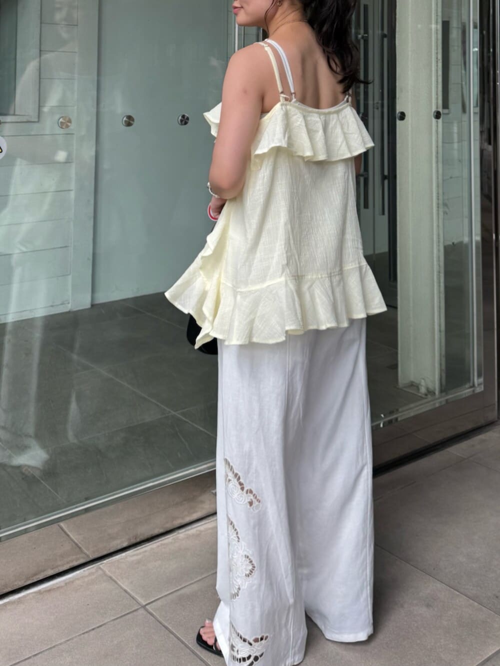 ホワイト系のその他パンツ、ブラック系のハンドバッグ、その他のサングラスを着用したレディースの夏コーディネートの3枚目の写真