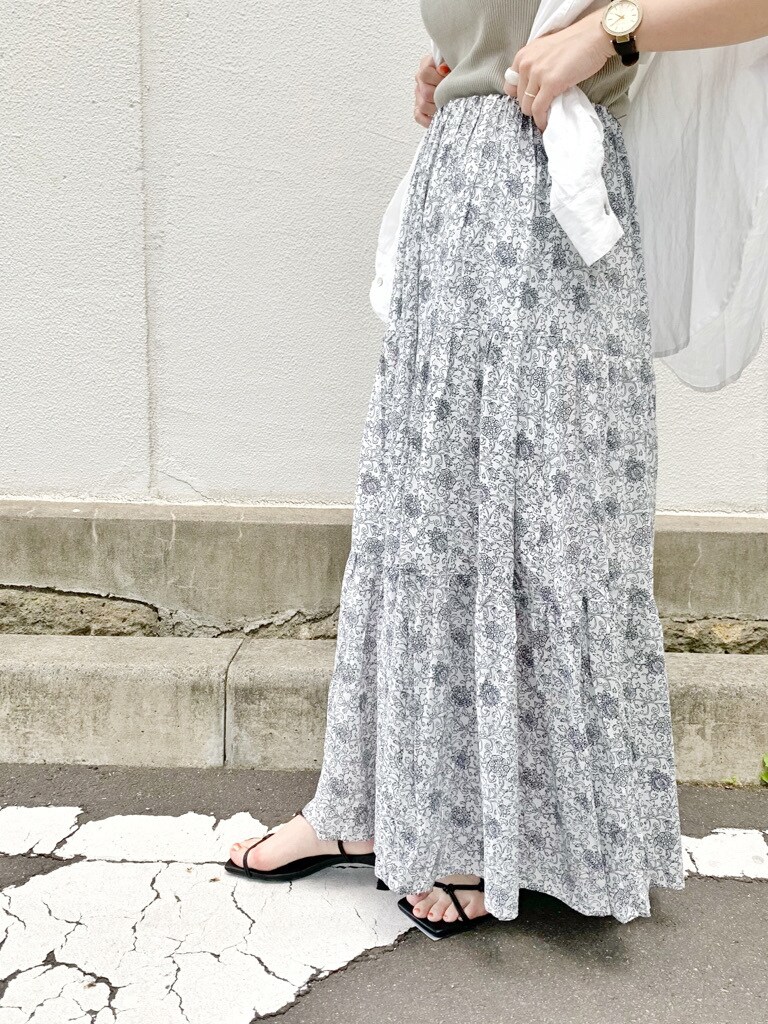 ベージュ系のTシャツ/カットソー、ホワイト系のシャツ/ブラウス、ホワイト系のスカートを着用したレディースの春コーディネートの6枚目の写真