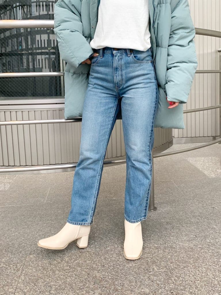 ホワイト系のブーツ、ブルー系のデニムパンツ、ホワイト系のTシャツ/カットソーを着用したレディースの夏コーディネートの7枚目の写真