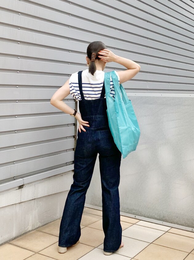 ブルー系のつなぎ/オールインワン、ブラウン系のサンダル、ブルー系のハンドバッグを着用したレディースの春コーディネートの3枚目の写真