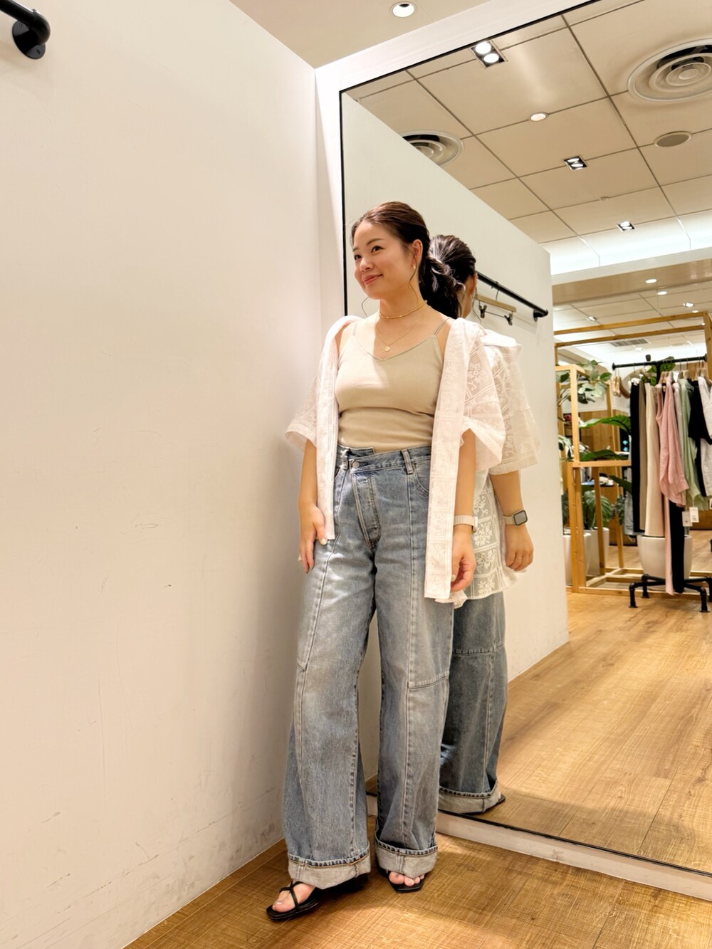 ホワイト系のシャツ/ブラウス、グレー系のキャミソール、ブルー系のデニムパンツを着用したレディースの夏コーディネートの3枚目の写真