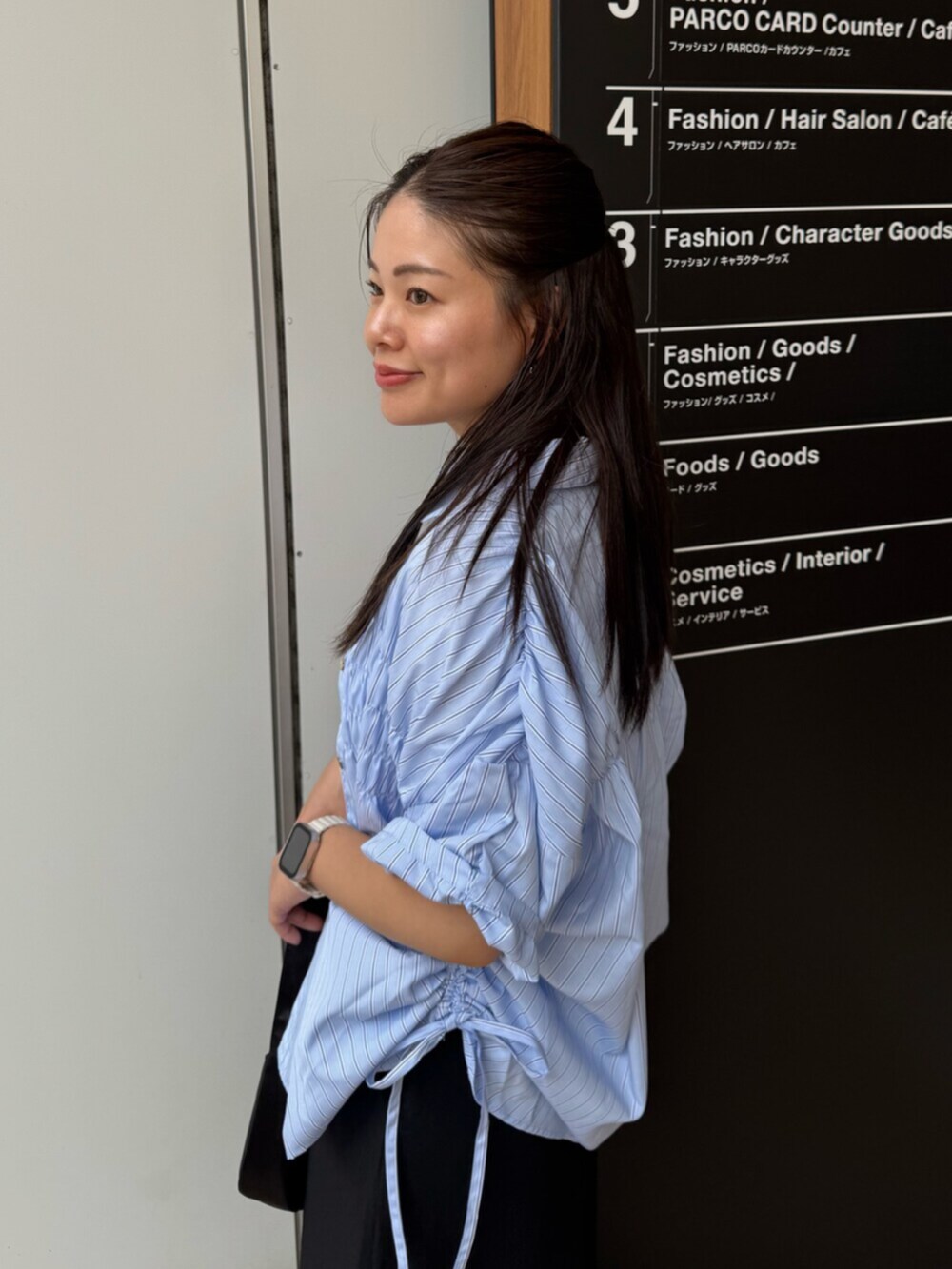 ブラック系のハンドバッグ、ブルー系のシャツ/ブラウス、ブラック系のスカートを着用したレディースの夏コーディネートの7枚目の写真