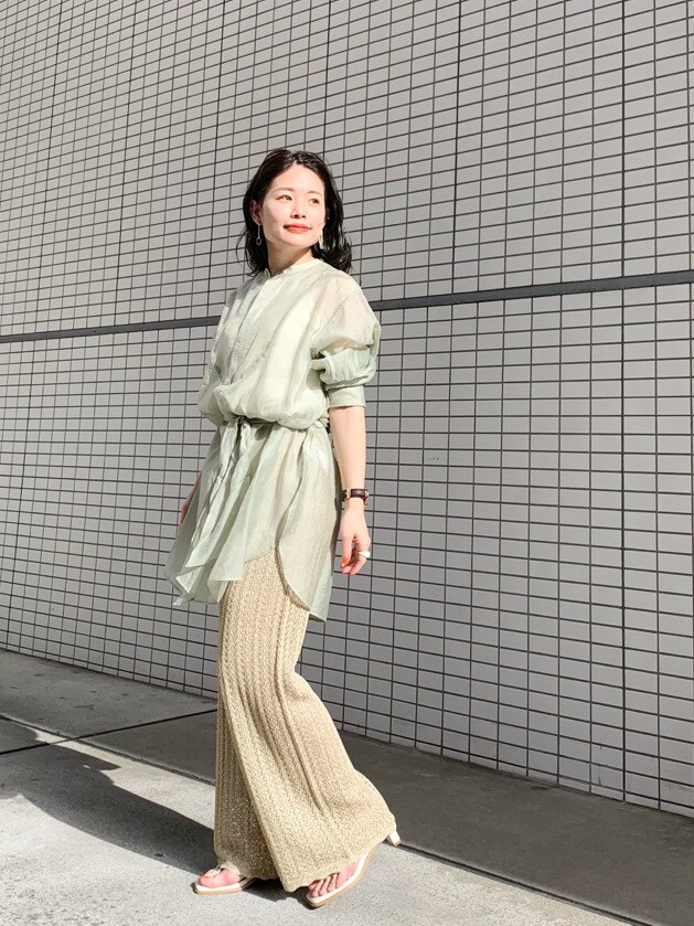「サンダル、ブラウス、Ungrid、トレンド、大人コーデ、シャツ、カラーパンツ、シアー、シースルーシャツ、おうち時間、ノーカラーシャツ、綺麗めコーデ、シースルーパンツ」｜「Ungridのトングヒールサンダル（サンダル、ホワイト系）」を使った、矢萩明日美さん（レディース・152cm）の春コーディネートの2枚目の写真
