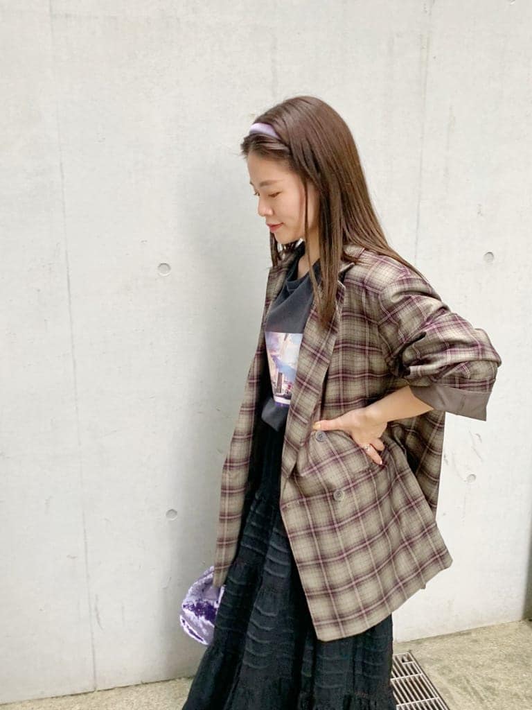 「カジュアル、Ungrid、トレンド、おうち時間、大人コーデ、Tee、ロゴT、ヘアアクセ」｜「Ungridのベロア巾着バッグ（ハンドバッグ、パープル系）」を使った、矢萩明日美さん（レディース・152cm）の秋コーディネートの4枚目の写真