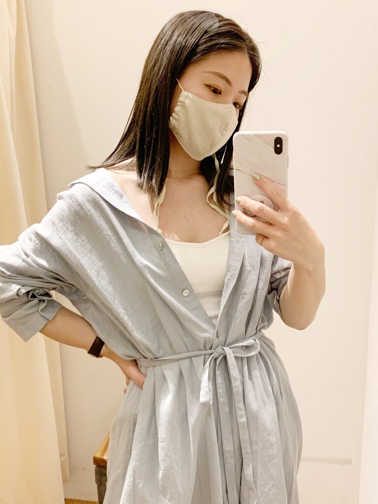 ホワイト系のサンダル、ブルー系のワンピース、ホワイト系のその他パンツを着用したレディースの春コーディネートの3枚目の写真