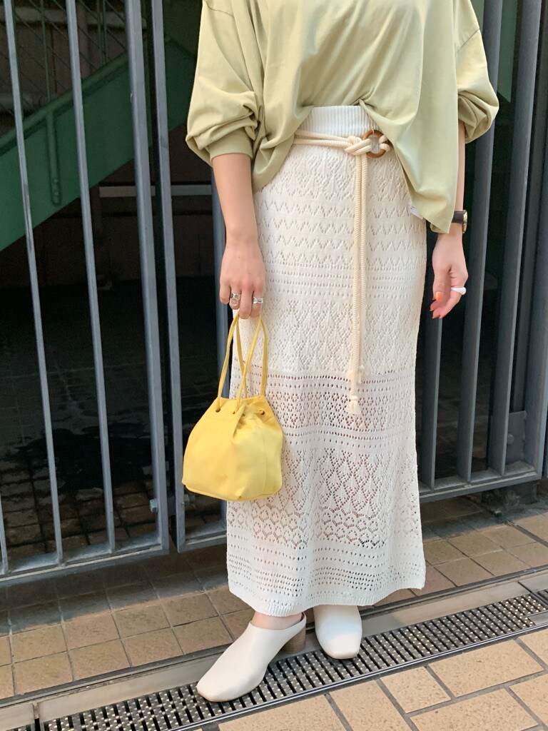 ホワイト系のスカート、ホワイト系のサンダルを着用したレディースの春コーディネートの5枚目の写真