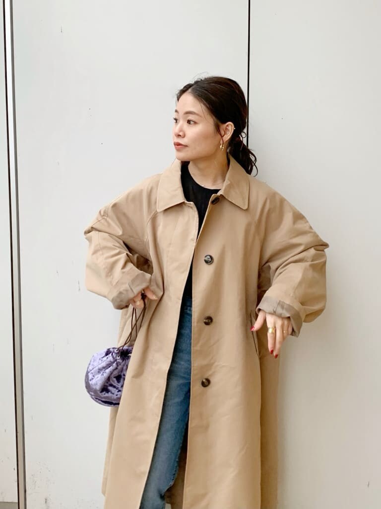「デニム、カジュアル、ブラウス、Ungrid、トレンド、おうち時間、綺麗めコーデ、大人コーデ」｜「Ungridのステンカラーロングコート（ステンカラーコート、ベージュ系）」を使った、矢萩明日美さん（レディース・152cm）の夏コーディネートの5枚目の写真