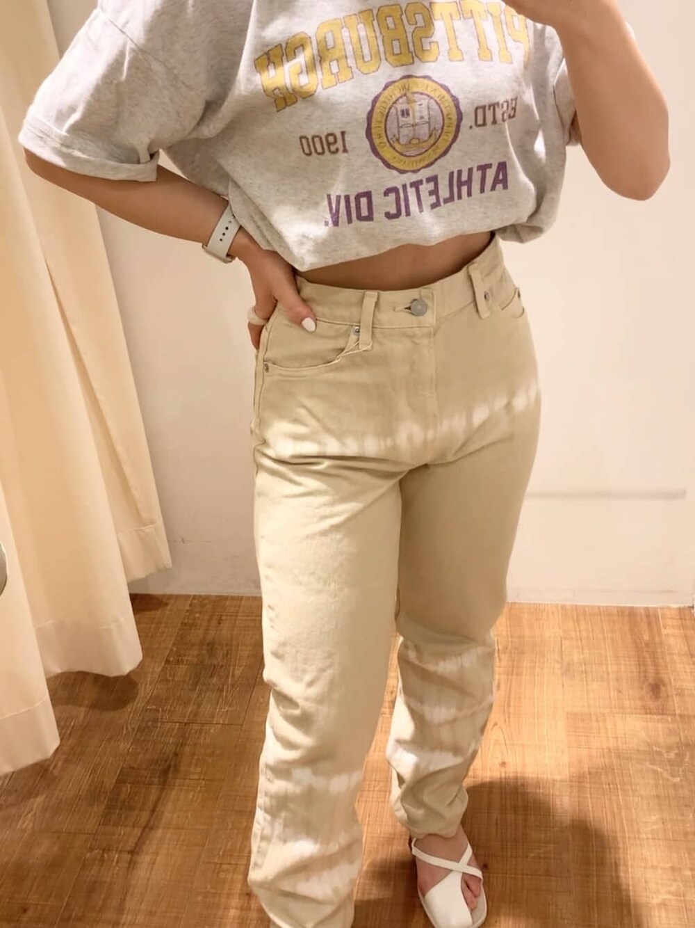 ホワイト系のサンダル、ホワイト系のデニムパンツ、グレー系のTシャツ/カットソーを着用したレディースの春コーディネートの3枚目の写真