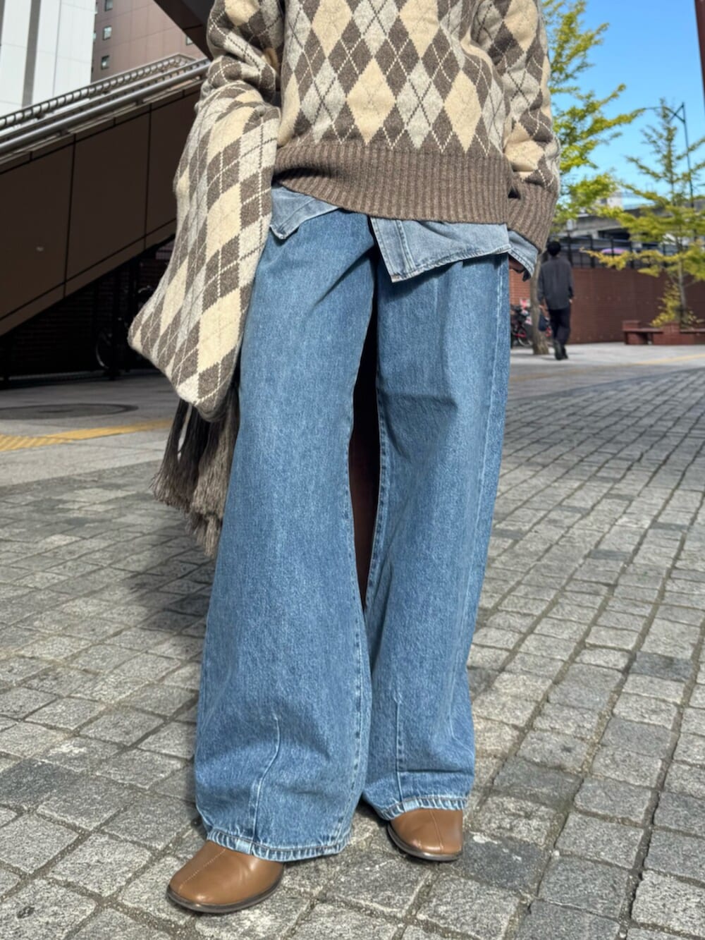 ベージュ系のニット/セーター、ブルー系のシャツ/ブラウス、ブルー系のデニムパンツを着用したレディースの秋コーディネートの8枚目の写真