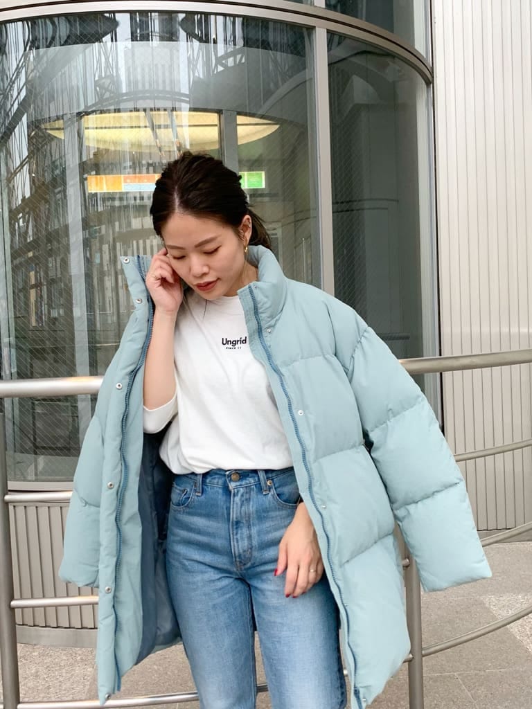 ホワイト系のブーツ、ブルー系のデニムパンツ、ホワイト系のTシャツ/カットソーを着用したレディースの夏コーディネートの3枚目の写真