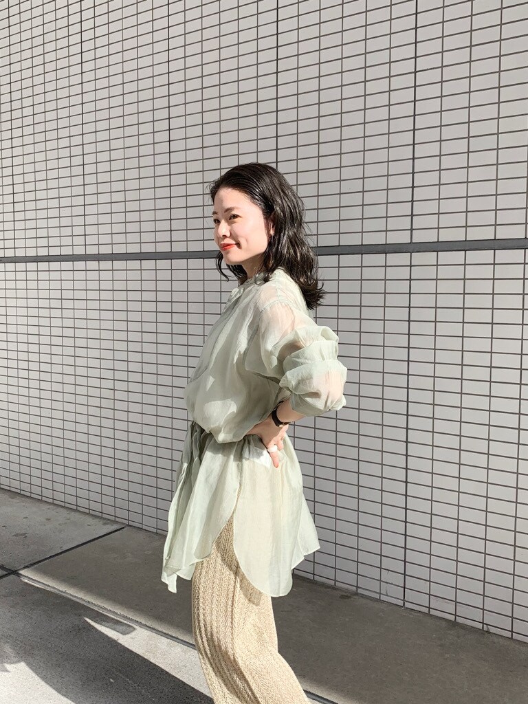「サンダル、ブラウス、Ungrid、トレンド、大人コーデ、シャツ、カラーパンツ、シアー、シースルーシャツ、おうち時間、ノーカラーシャツ、綺麗めコーデ、シースルーパンツ」｜「Ungridのトングヒールサンダル（サンダル、ホワイト系）」を使った、矢萩明日美さん（レディース・152cm）の春コーディネートの4枚目の写真