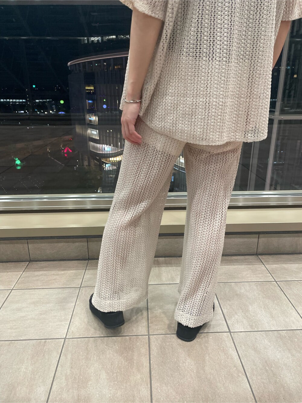 ベージュ系のタンクトップ、ホワイト系のスウェットパンツ、ホワイト系のシャツ/ブラウスを着用したレディースの春コーディネートの5枚目の写真